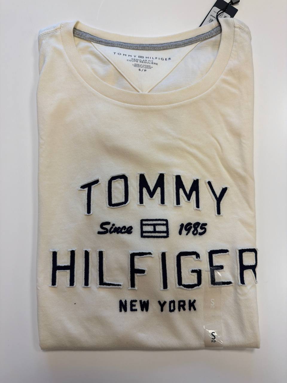 Camiseta Regular Fit Gola com bordado