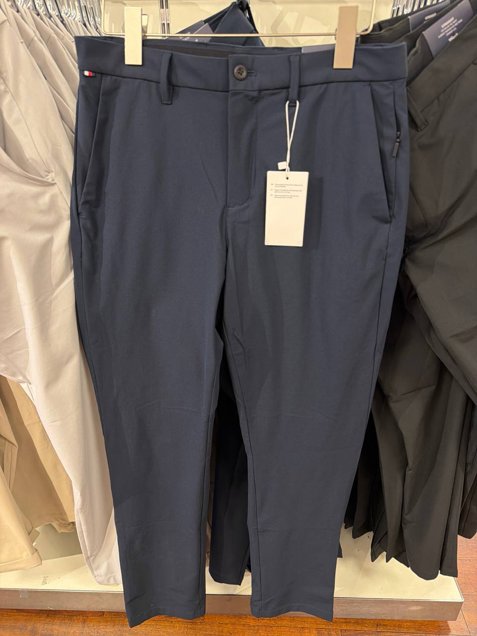Calça de Nylon com bolso faça e zíper invisível elástico interno na cintura