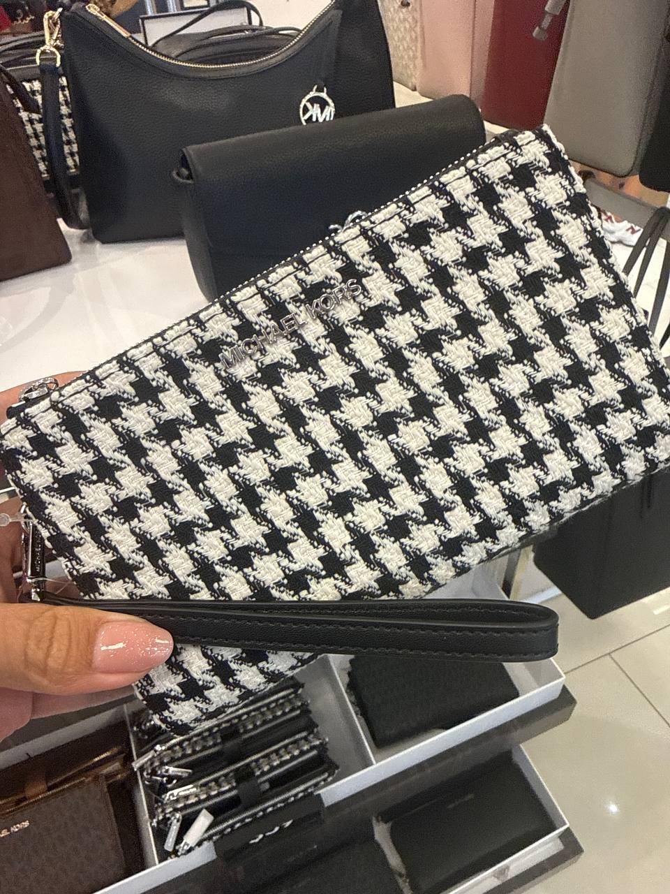 Escolha sua carteira somente após escolher sua bolsa Carteira média