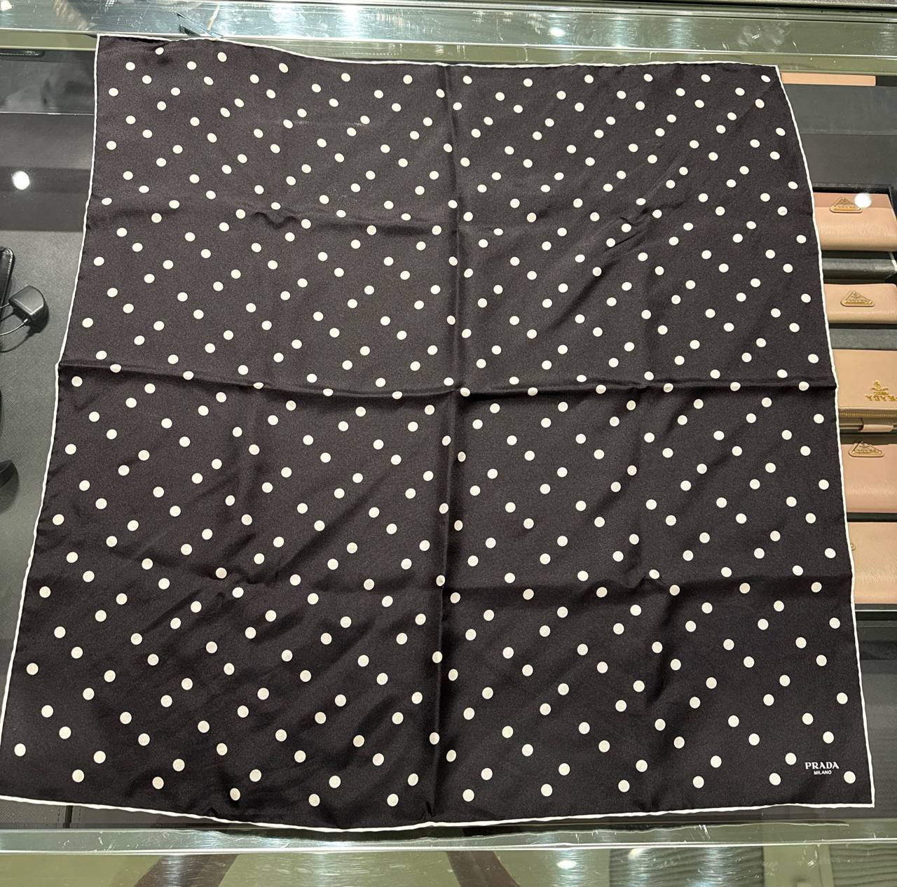 Prada lenco de cetim 650x650mm