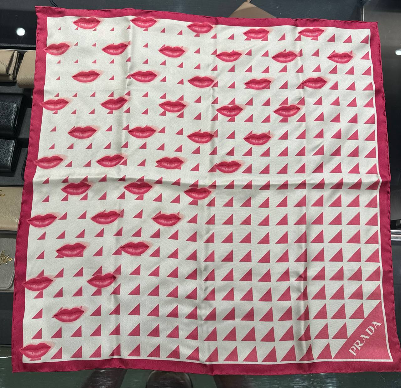 lenco de cetim 550x550mm Prada