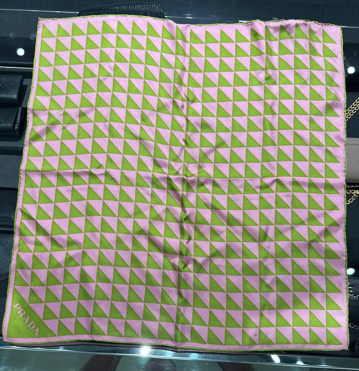 lenco de cetim 550x550mm Prada