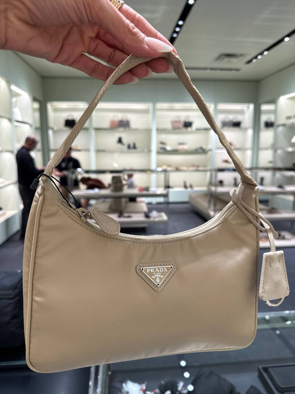 material da bolsa nylon e nao acompanha alça transversal