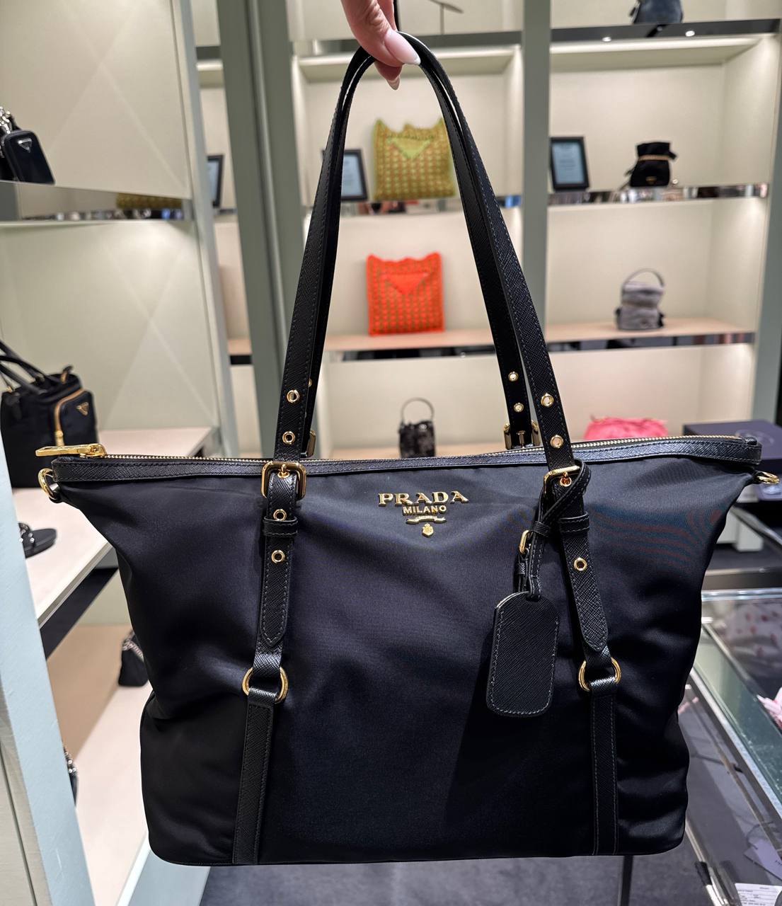 material da bolsa nylon acompanha alça transversal em couro