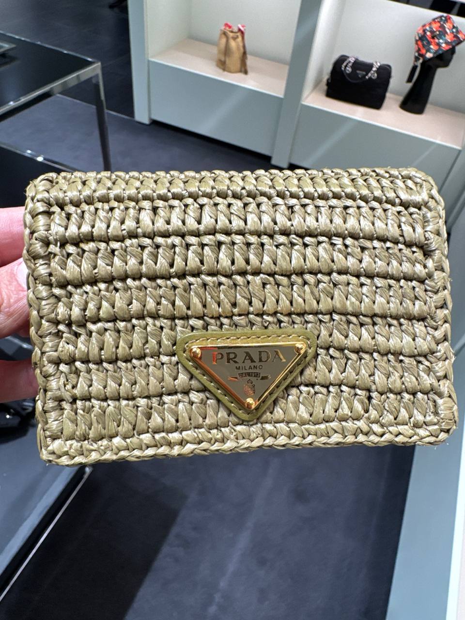 mini bag so cabe chave de carro e gloss pequeno alça em couro material trancado em palha