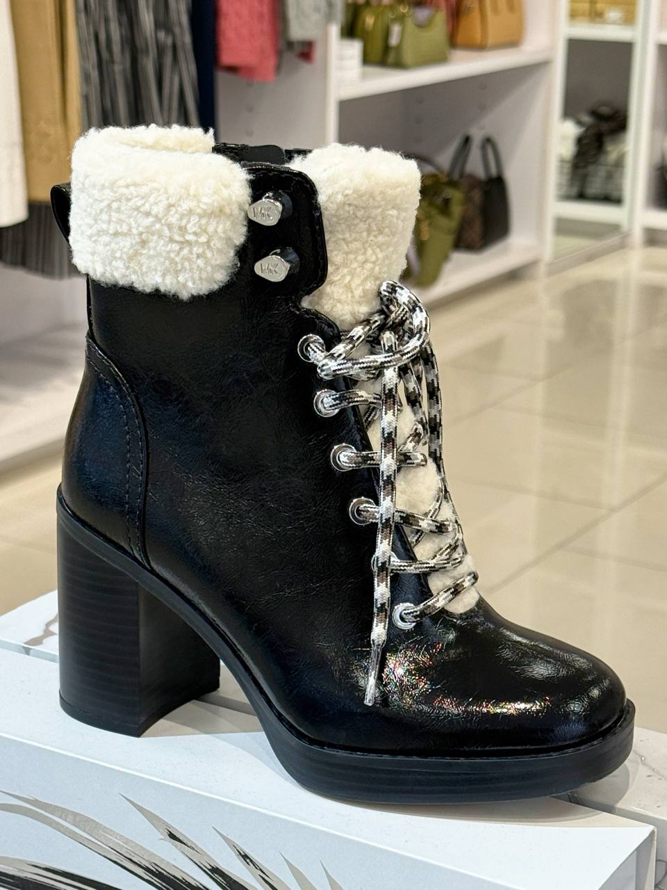 Bota cano baixo  Laucy Faux
