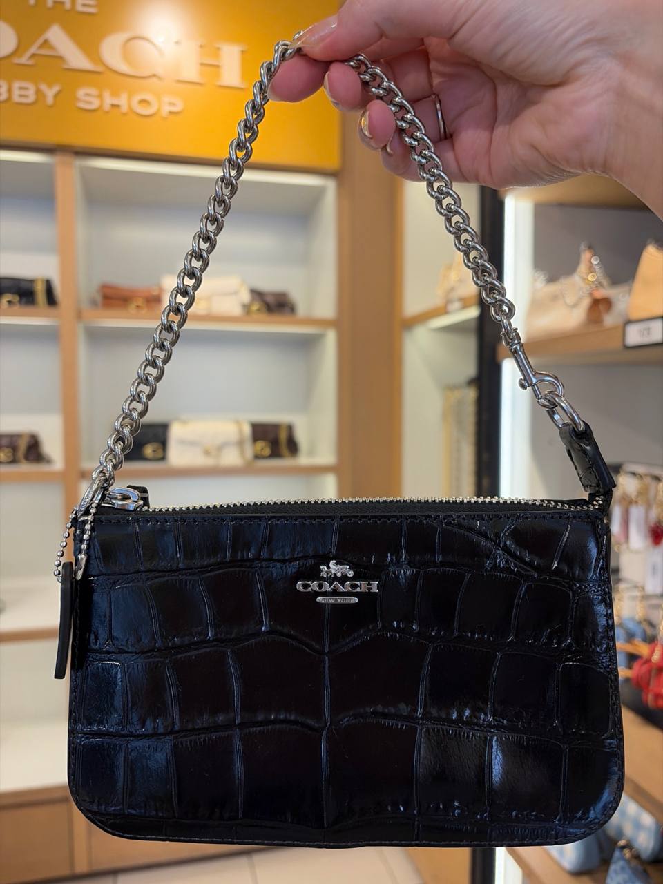 Bolsa com alça curta cabe iPhone pro max