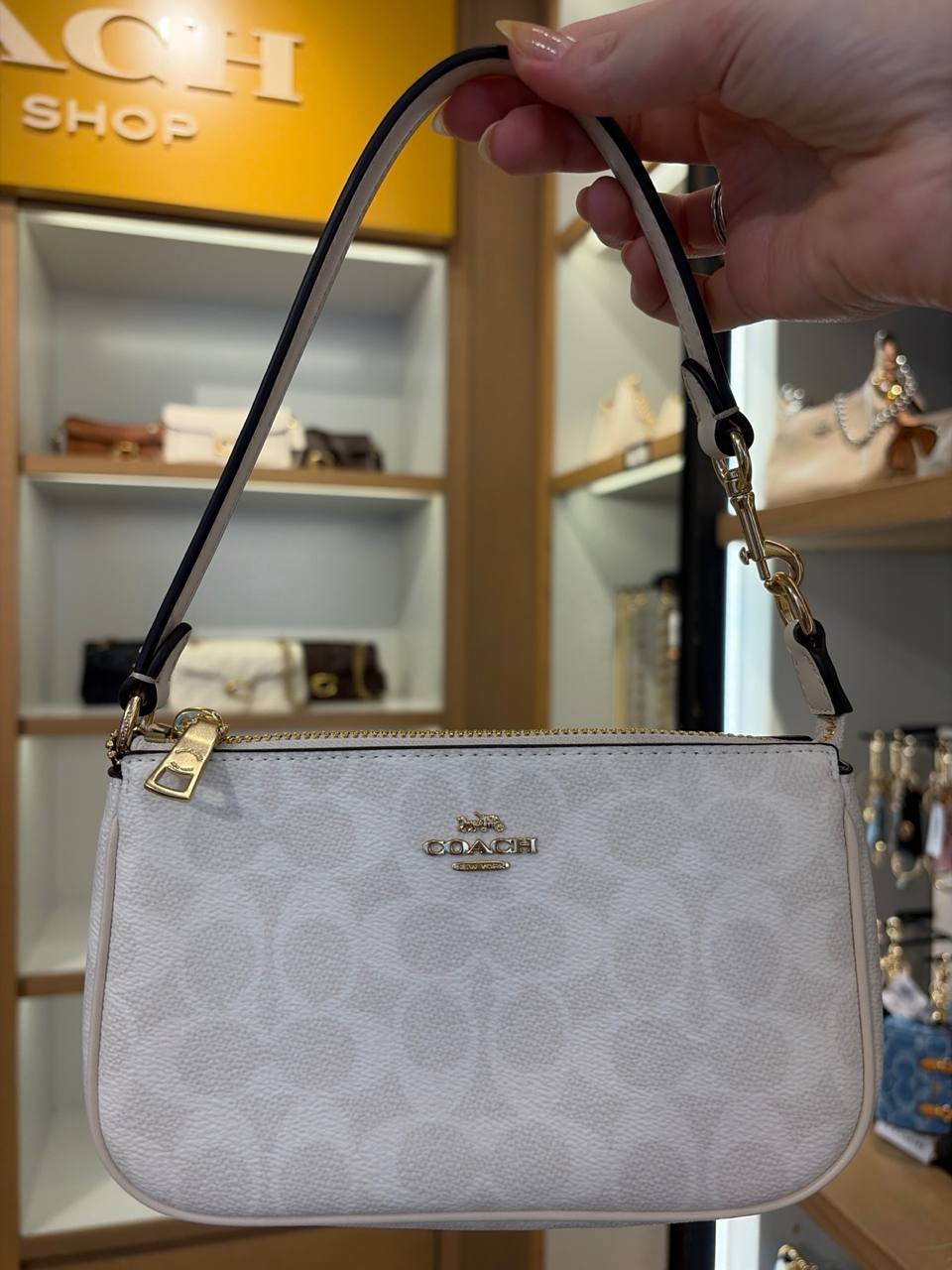 Bolsa com alça curta cabe iPhone pro max