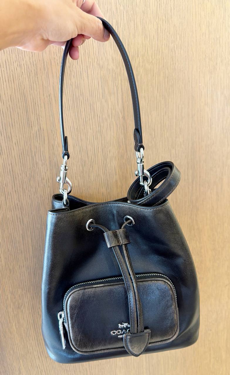 Bolsa bucket bag com alça crossbody