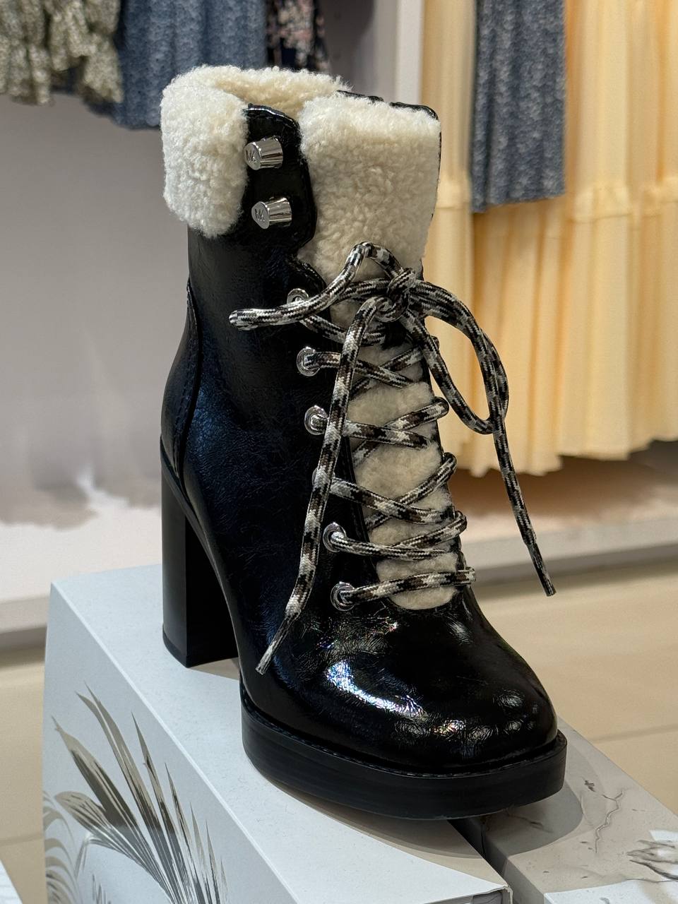 Bota cano baixo  Laucy Faux
