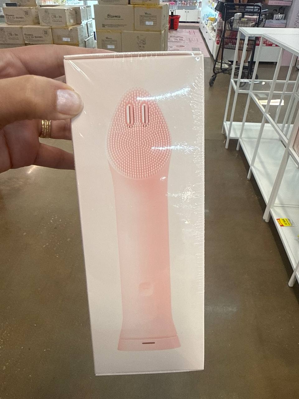 Medicube Age-R Cleanser é um dispositivo Ele é um aparelho de skincare com tecnologia de estímulo facial (EMS/microcorrente) que ajuda a Melhorar a firmeza da pele Estimular a musculatura do rosto (efeito de “lifting” leve)
Dar um aspecto mais “definido”…