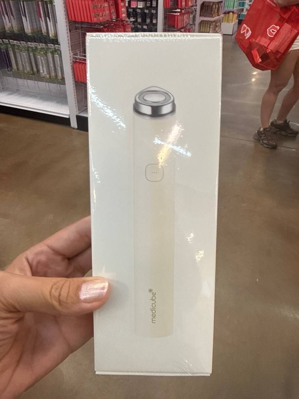 Medicube BOOSTER PRO MINI PLUS é um dispositivo  coreano de cuidados com a pele Medicube AGE-R Booster Pro Mini Plus. Este aparelho portátil foi projetado para potencializar em até 625% a absorção de produtos de skincare (como séruns e cremes) na pele.