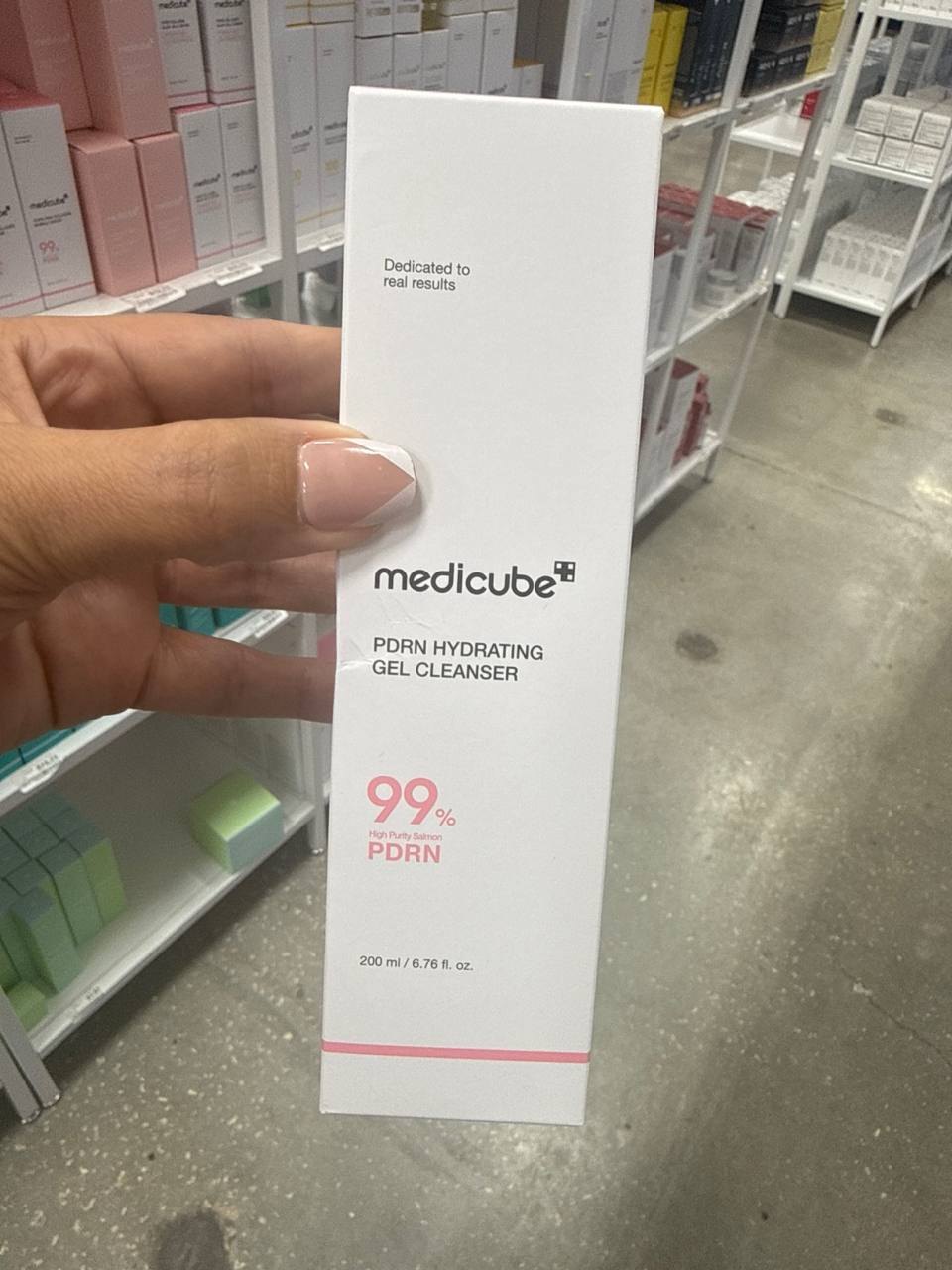 Medicube PDRN Hydrating Gel Cleanser, um gel de limpeza facial coreano.