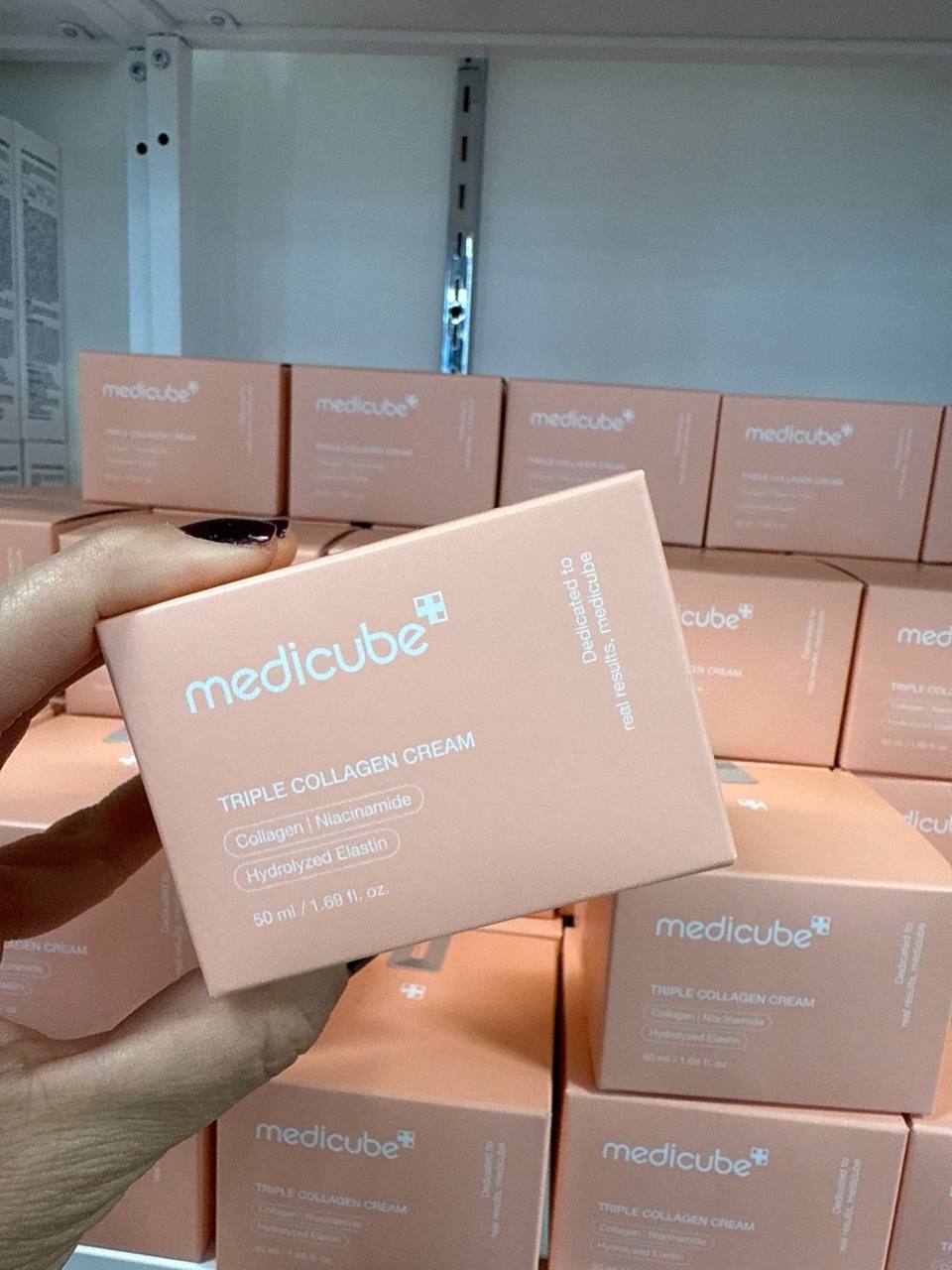 O Medicube Triple Collagen Cream é um creme facial que serve para hidratar profundamente a pele, melhorar a firmeza e elasticidade, suavizar linhas finas e dar mais viço. Com três tipos de colágeno, é ideal para peles maduras, cansadas ou com sinais de f…