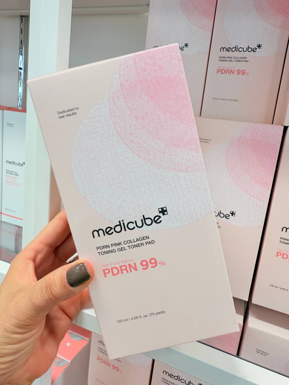 MEDICUBE PDRN PINK COLLAGEN TONING GEL TONER PAD -  é um disco tônico que serve para hidratar e acalmar a pele, melhorar firmeza e elasticidade, fortalecer a barreira de proteção da pele. Com PDRN e colágeno, é ideal para peles sensíveis, secas ou cansad…