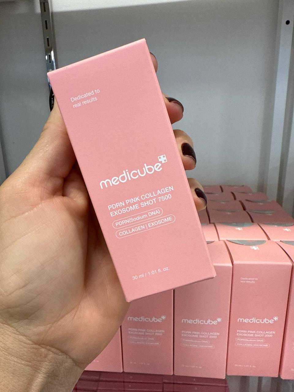 O Medicube PDRN Pink Collagen Exosome Shot 7500 é um sérum intensivo que serve para regenerar e firmar a pele, reduzir rugas e linhas finas, hidratar profundamente e melhorar a elasticidade. Com alta concentração de PDRN, colágeno e exossomos, é ideal pa…