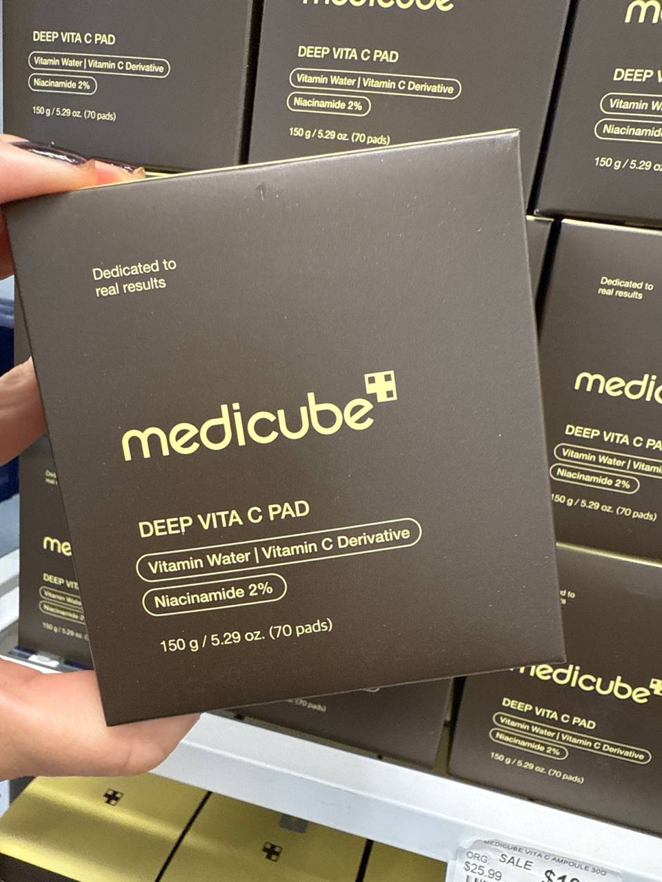 O Medicube Deep Vita C Pad é um disco de algodão embebido em vitamina C que serve para iluminar e uniformizar o tom da pele, reduzir manchas e marcas de acne, melhorar a textura e dar viço ao rosto. Ideal para peles opacas ou com hiperpigmentação, propor…
