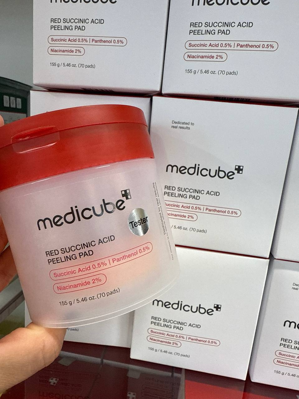 O Medicube Red Succinic Acid Peeling Pad é um disco esfoliante que serve para remover células mortas suavemente, desobstruir poros e prevenir acne, melhorar a textura e controlar a oleosidade da pele. Com ácido succínico e ingredientes calmantes, é ideal…