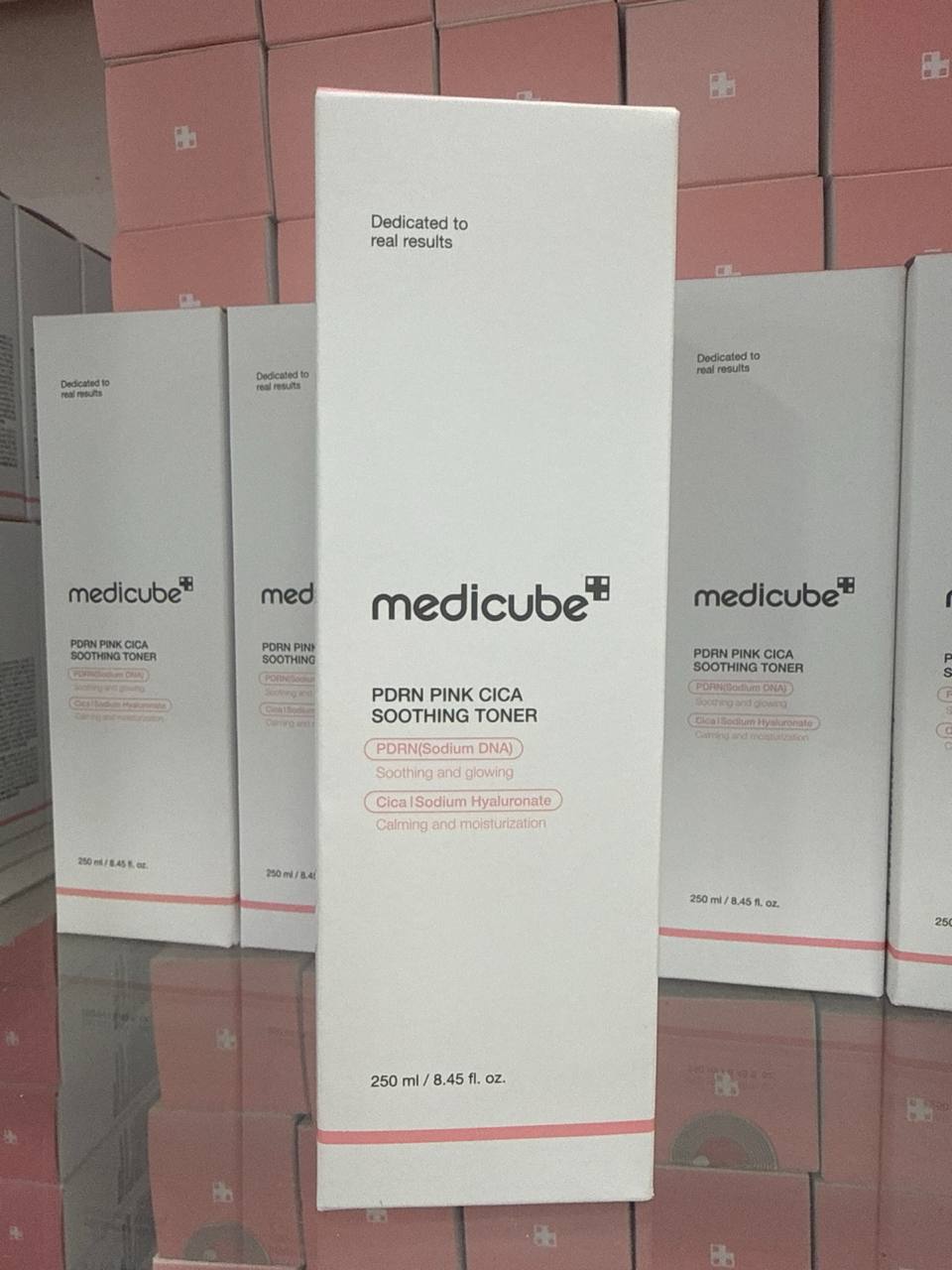 MEDICUBE PDRN PINK CICA SOOTHING TONER - é um tônico que serve para acalmar e reduzir irritações, hidratar e fortalecer a barreira da pele, promover a regeneração da pele sensibilizada. Com PDRN e extrato de cica, é ideal para peles sensíveis, vermelhas…