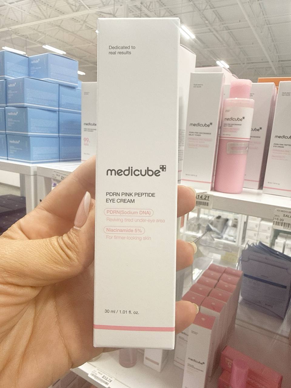 Medicube PDRN Pink Peptide Eye Cream. 30ml. Ele serve como um creme de tratamento intensivo para a região dos olhos, com foco principal em rejuvenescimento, clareamento e firmeza