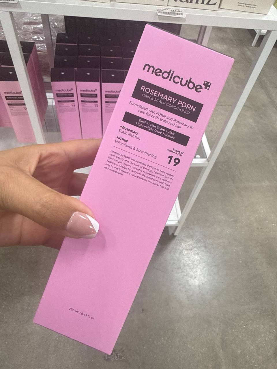 condicionador medicube Rosemary PDRN Hair & Scalp Conditioner, formulado com PDRN e alecrim para cuidar do couro cabeludo e fortalecer os fios.
