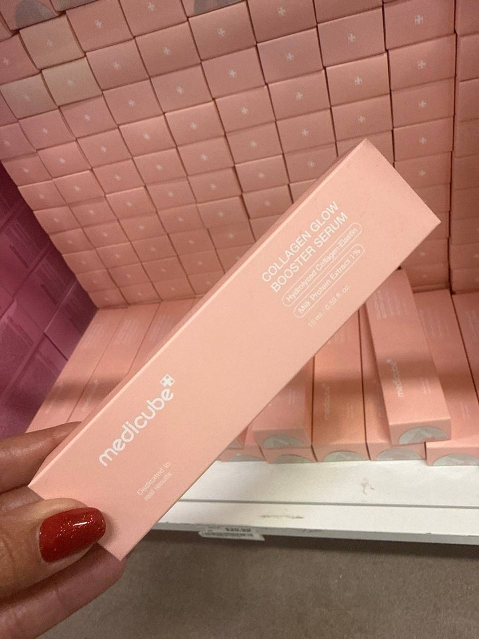 MEDICUBE COLLAGEN GLOW BOOSTER SERUM é um sérum que serve para melhorar a firmeza e elasticidade da pele, dar brilho e viço natural, hidratar e suavizar linhas finas. Com colágeno e ingredientes iluminadores, é ideal para peles opacas ou maduras que busc…
