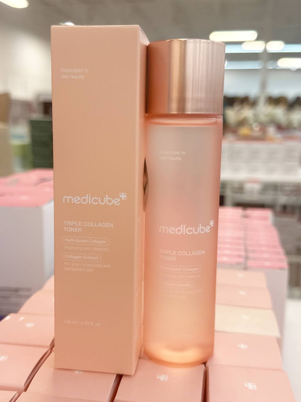 O Medicube Triple Collagen Toner é um tônico facial que serve para hidratar e tonificar a pele, melhorar firmeza e elasticidade, preparar a pele para absorver melhor os próximos cuidados. Com três tipos de colágeno, é ideal para peles que buscam hidrataç…