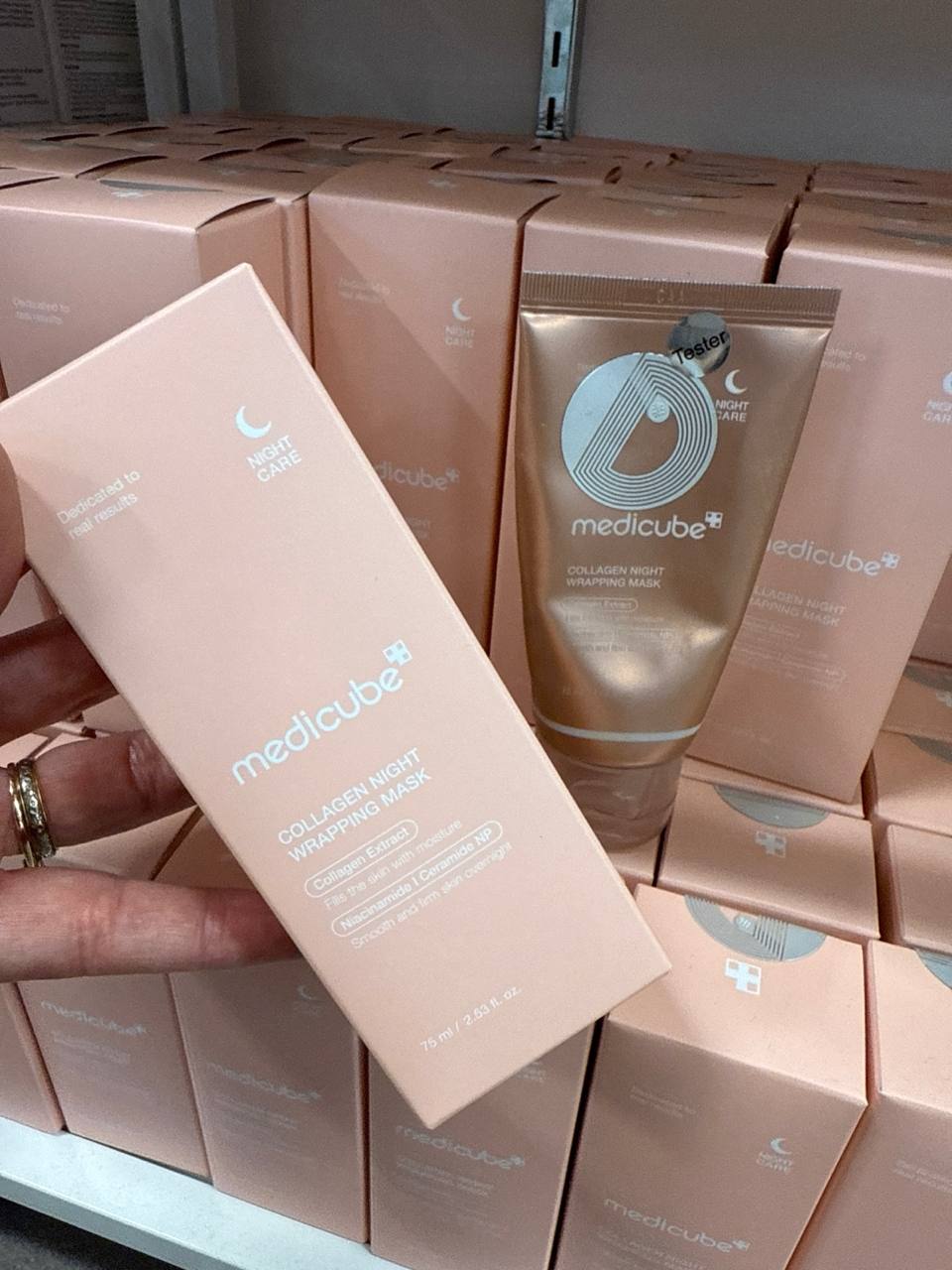 MEDICUBE COLLAGEN NIGHT WRAPPING MASK é uma máscara facial noturna que serve para hidratar profundamente enquanto você dorme, melhorar a firmeza e elasticidade da pele, nutrir e revitalizar peles cansadas ou sem brilho. Indicada para peles secas, maduras…