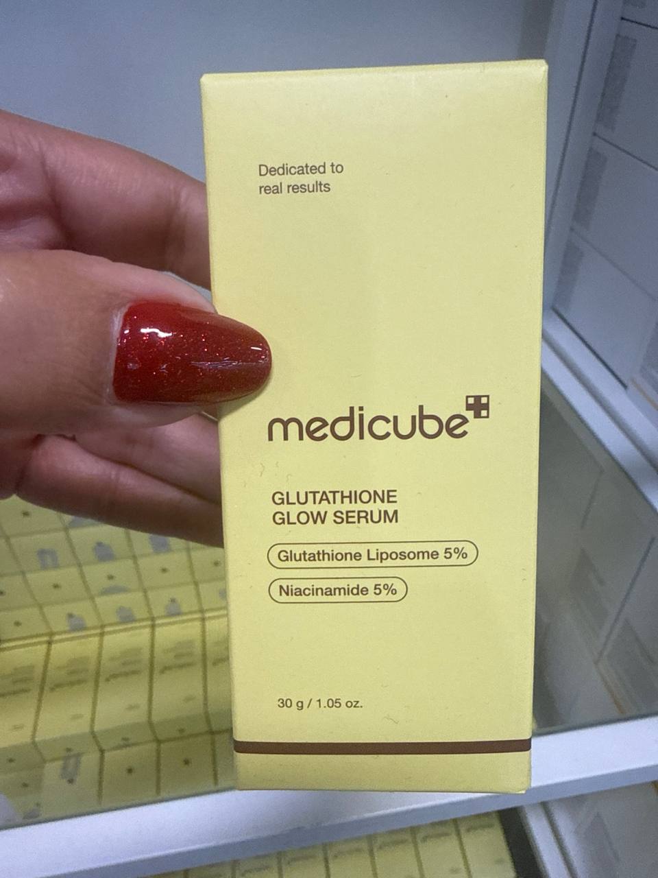MEDICUBE GLUTATHIONE + NIACINAMIDA GLOW SERUM - é um sérum que serve para clarear manchas e uniformizar o tom da pele, iluminar e dar viço à pele opaca, melhorar a textura e a aparência geral da pele. Com glutationa e niacinamida, é ideal para quem busca…