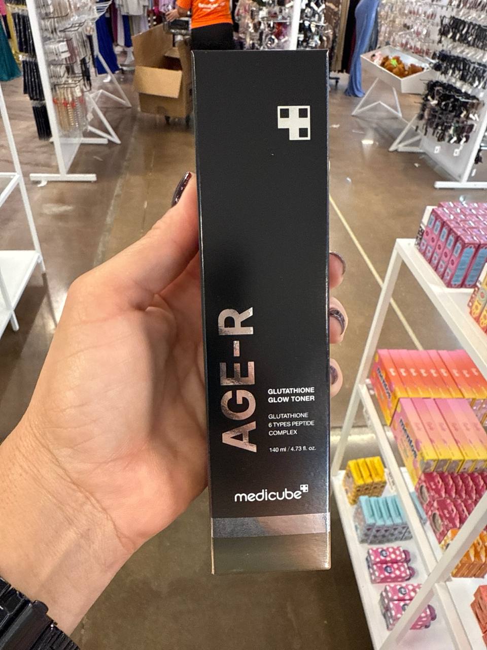 O Medicube AGE-R Glutathione Glow Toner serve para iluminar e uniformizar o tom da pele, hidratar profundamente e revitalizar, proteger contra os sinais de envelhecimento.  Ideal para quem busca uma pele radiante, hidratada e com aspecto mais jovem.