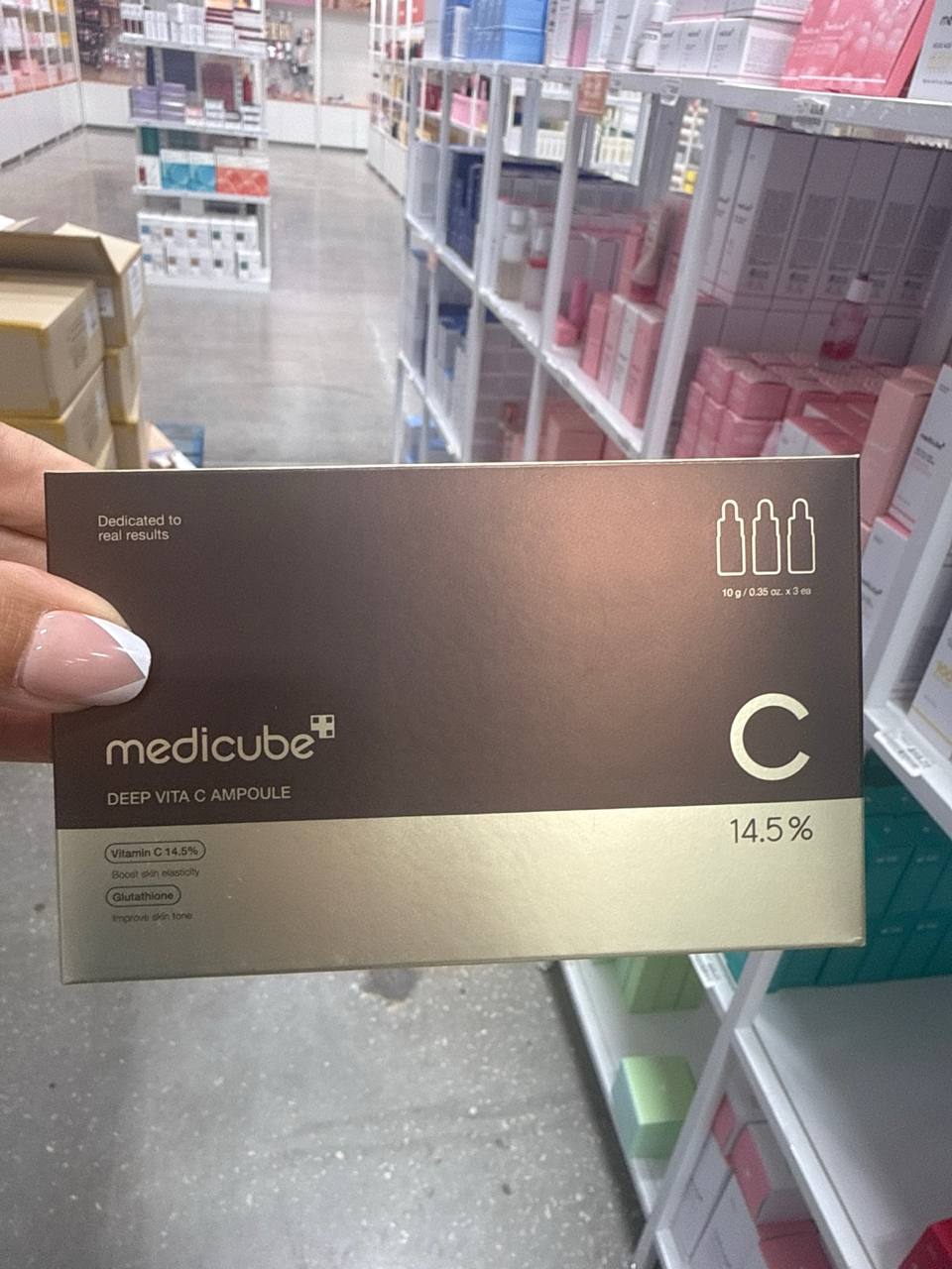 Medicube Deep Vita C Ampoule é um sérum facial clareador e antioxidante de alta performance, formulado com 14,5% de Vitamina C pura (Ácido Ascórbico) e Glutationa
