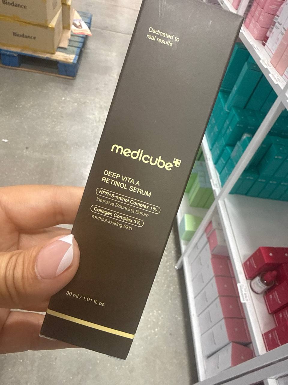 Medicube Deep Vita A Retinol Serum em embalagem marrom de 30 ml, formulado com um complexo de retinol e colágeno para cuidados anti-idade