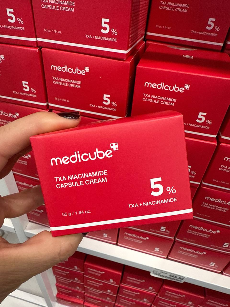 O Medicube TXA Niacinamide Capsule Cream é um creme facial que serve para uniformizar o tom da pele e reduzir manchas, controlar a oleosidade e minimizar poros, hidratar e fortalecer a barreira da pele. Com niacinamida e ácido tranexâmico (TXA), é ideal…