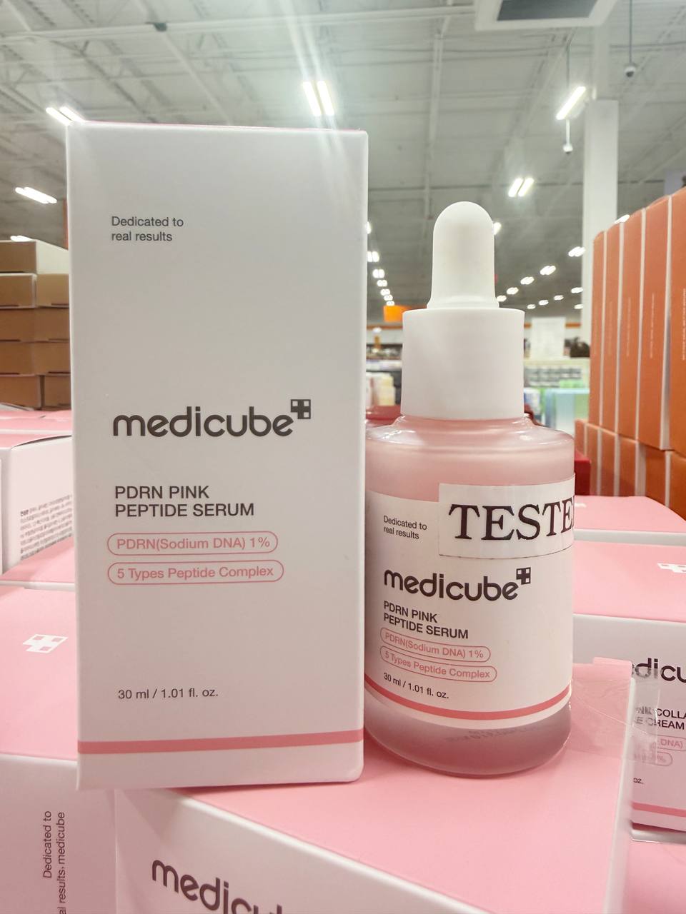 Medicube PDRN Pink Peptide Serum é um sérum facial regenerador e anti-idade da tecnologia coreana de skincare, desenvolvido para trazer firmeza, hidratação profunda e luminosidade