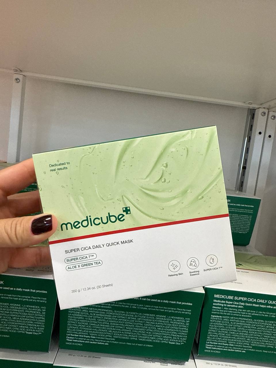 O Medicube Super Cica Daily Quick Mask é uma máscara facial em lenço que serve para acalmar e reduzir irritações da pele, hidratar e refrescar rapidamente, fortalecer a barreira da pele com uso diário. Enriquecida com Cica (centella asiática), é ideal pa…