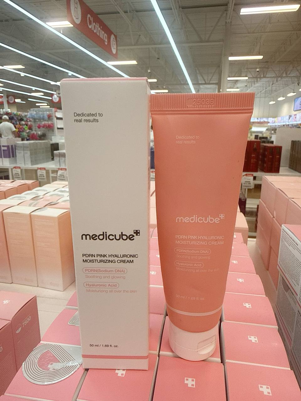 MEDICUBE PDRN PINK HYALURONIC MOISTURIZING CREAM - é um creme hidratante que serve para hidratar profundamente a pele, acalmar e reparar peles sensibilizadas, fortalecer a barreira de proteção da pele. Com PDRN e ácido hialurônico, é ideal para peles sec…