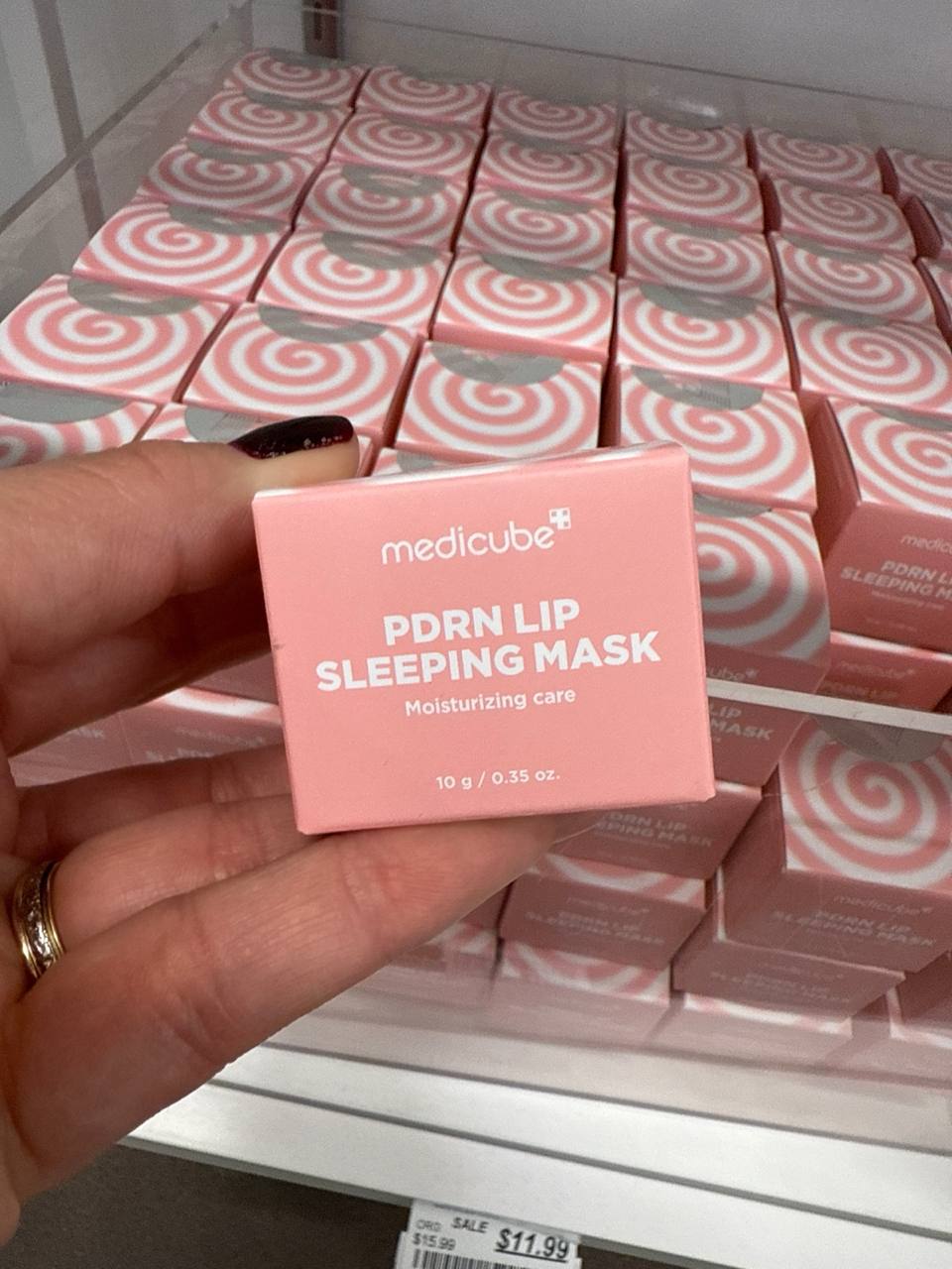 A Medicube PDRN Lip Sleeping Mask é uma máscara labial noturna que serve para hidratar intensamente os lábios durante a noite, regenerar e suavizar rachaduras, deixar os lábios mais macios e firmes. Enriquecida com PDRN e colágeno, é ideal para quem sofr…