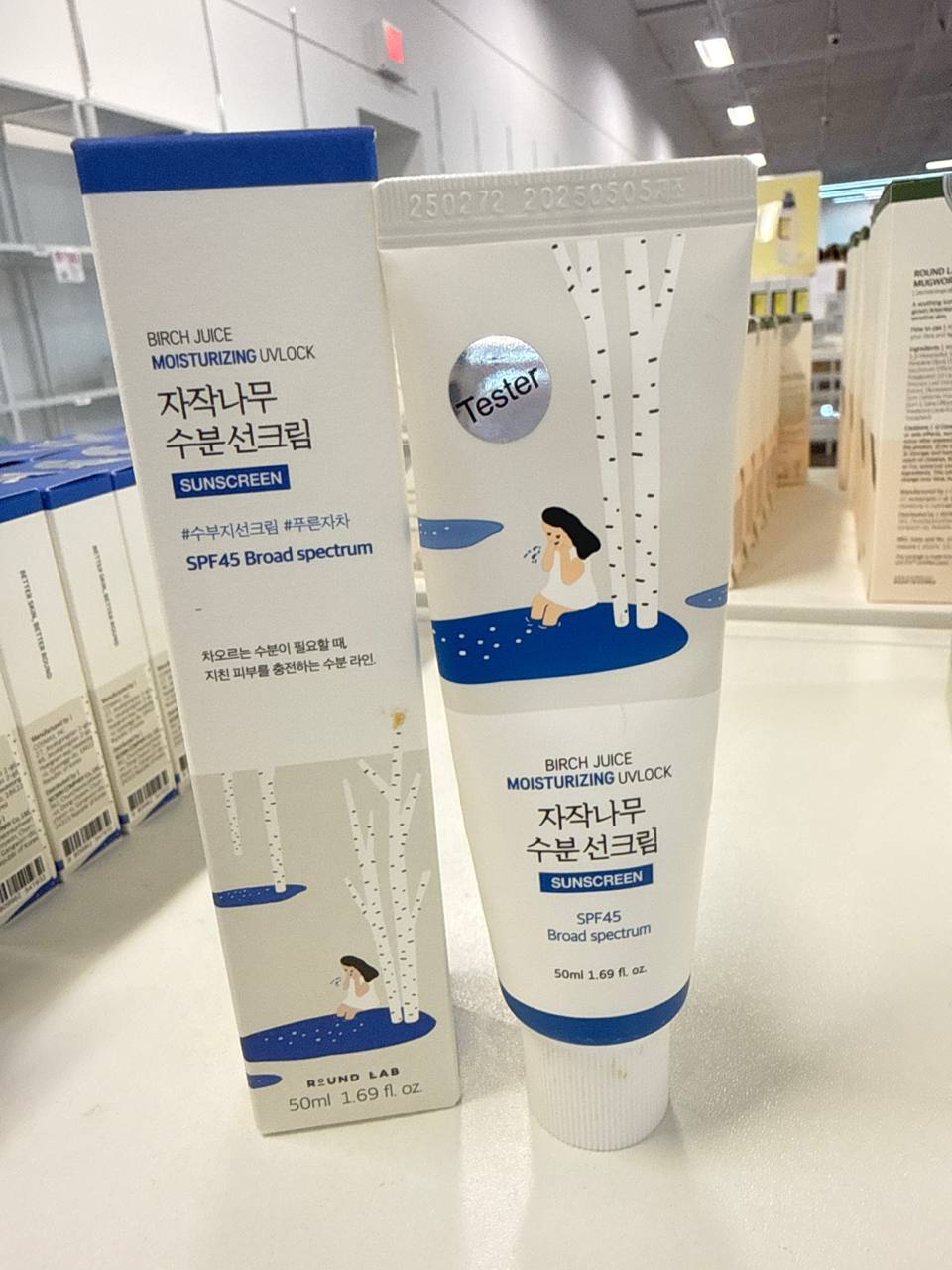 ROUND LAB - Birch juice miniaturizing Uv lock sunscreen . Ele é um protetor solar reconhecido por sua textura leve, semelhante a uma loção, que não deixa rastro branco na pele