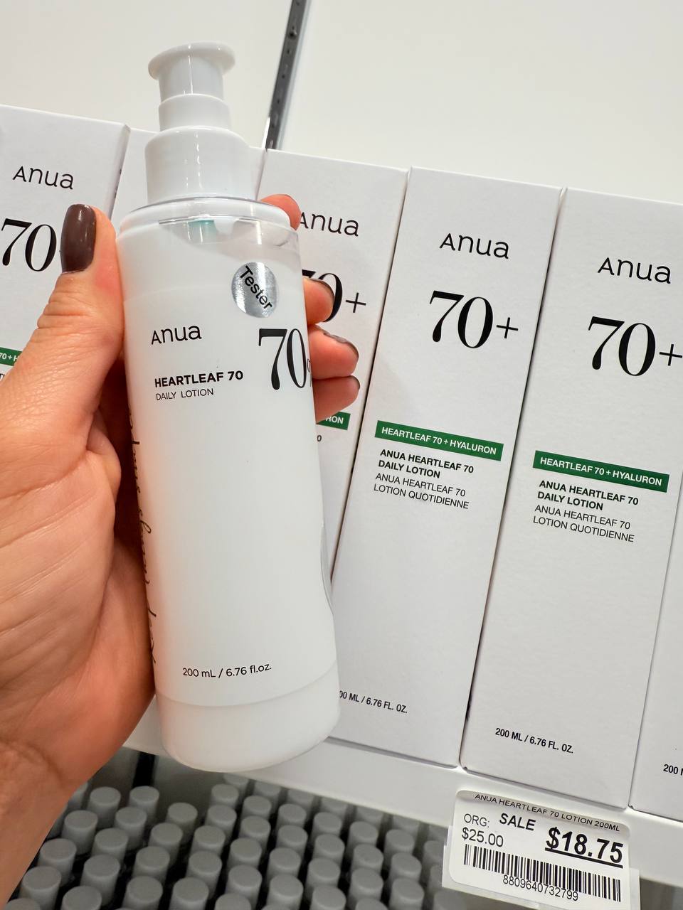 Anua HEARTLEAF 70 DAILY LOTION é uma loção leve que serve para acalmar e hidratar peles sensíveis, reduzir vermelhidão e irritações, fortalecer a barreira protetora da pele.  Com 70% de extrato de heartleaf, é ideal para uso diário em peles sensíveis e d…