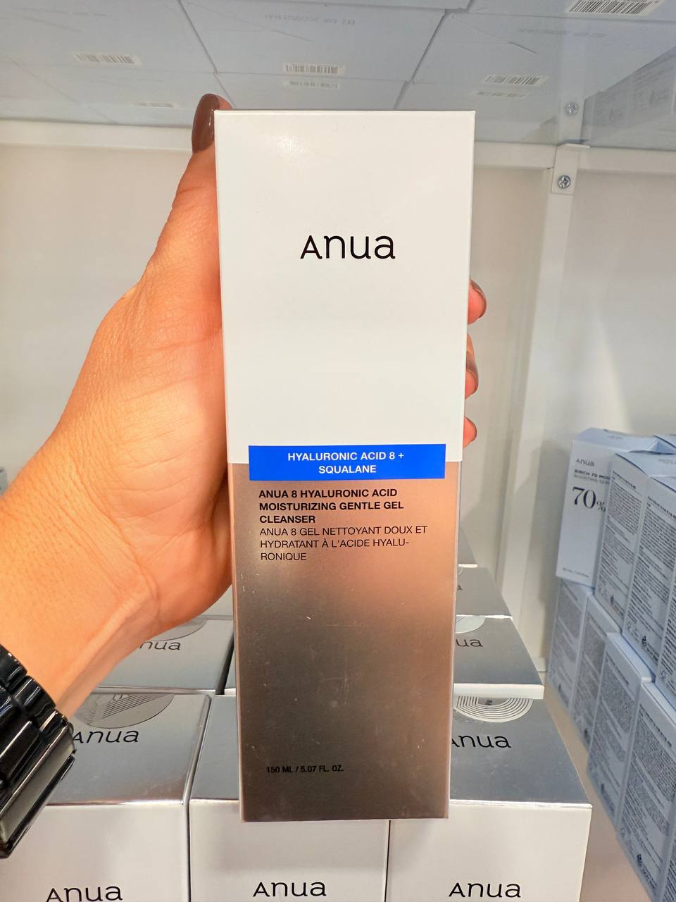 ANUA - HYALURONIC ACID 8 + SQUALANE MOISTURIZING GENTLE GEL CLEANSER - é um gel de limpeza que serve para limpar suavemente sem ressecar a pele, hidratar durante a limpeza, proteger e fortalecer a barreira da pele. Com 8 tipos de ácido hialurônico e esqu…