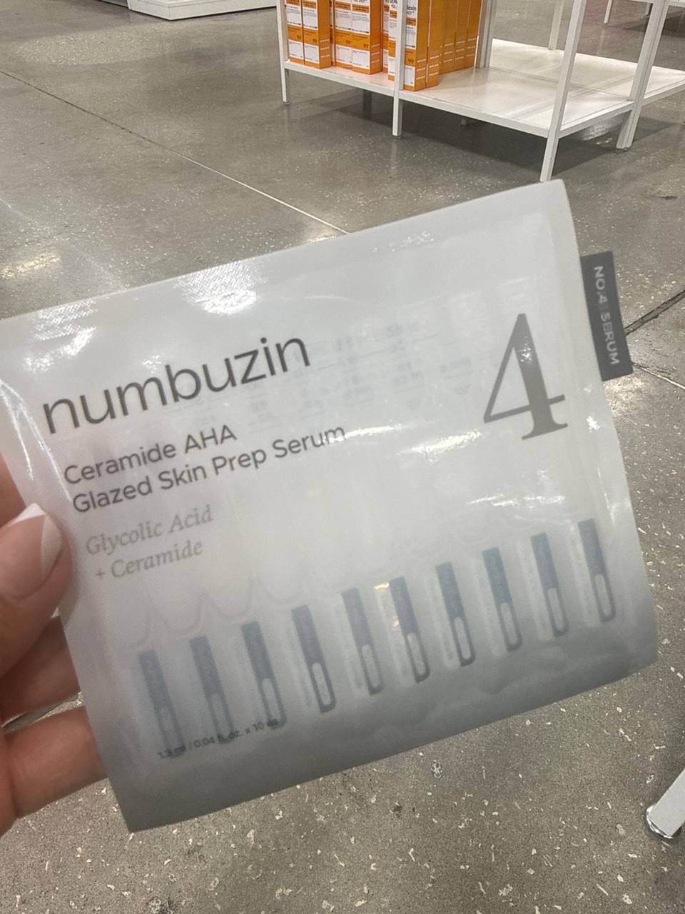 numbuzin No. 4 Ceramide AHA Glazed Skin Prep Serum (frasco e sachês)
• Função: Esfoliação suave diária aliada ao fortalecimento da barreira cutânea para criar o efeito "glazed skin" (pele lisa e espelhada).