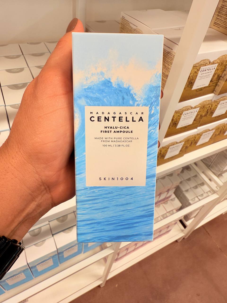 SKIN1004 MADAGASCAR CENTELLA - HYALU CICA FIRST AMPOULE - INDICADO PARA HIDRATAR RAPIDAMENTE A PELE E PREPARAR A MESMA PARA RECEBER OS PROXIMOS ATIVOS - USE COMO PRIMEIRO PRODUTO COLOCADO NA PELE LIMPA