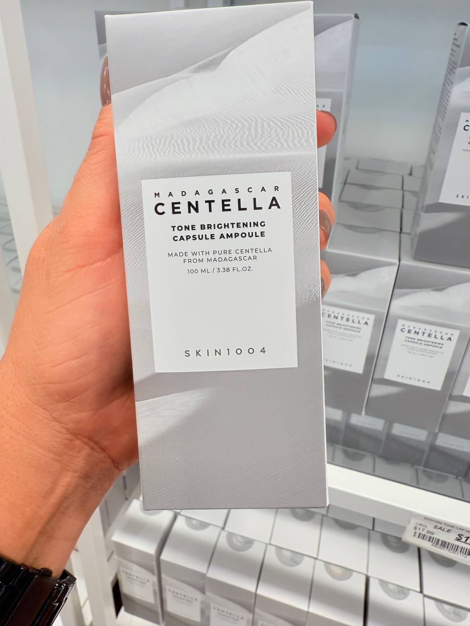 SKIN1004 MADAGASCAR CENTELLA - TONE BRIGHTENING CAPSULE AMPOULE é um sérum que serve para iluminar e uniformizar o tom da pele, reduzir manchas e sinais de fadiga, acalmar e fortalecer a pele sensível. Com extrato de centella asiática, é ideal para peles…