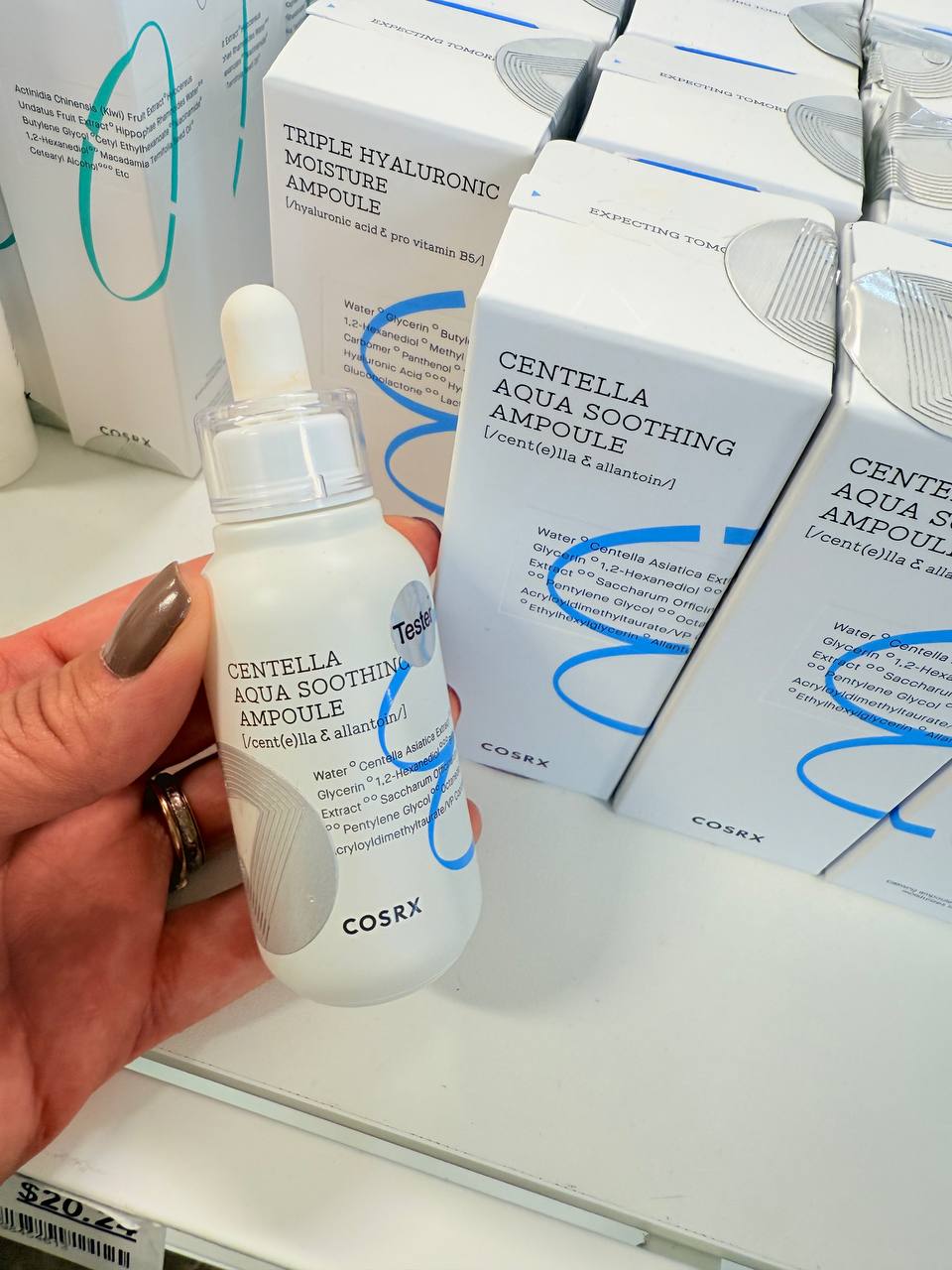 COSRX - CENTELLA AQUA SOOTHING AMPOULE - é um sérum leve e calmante que serve para hidratar a pele sem pesar, acalmar irritações e vermelhidão  e fortalecer a barreira da pele. É ideal para peles sensíveis, oleosas ou com acne, pois refresca, suaviza e h…