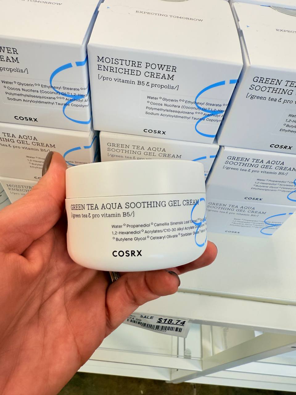 COSRX - MOISTURE POWER ENRICHED CREAM - pro vitamin B5 & propolis - é um creme leve e de rápida absorção, desenvolvido para hidratar e hidratar intensamente a pele, especialmente a seca e desidratada.