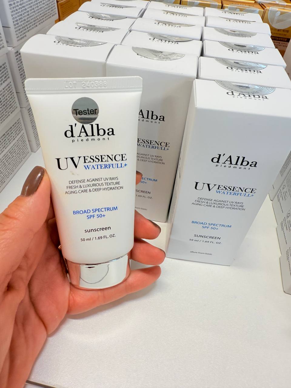 D'ALBA - UV ESSENCE WATERFULL+ DEFENSE AGAINST UV RAYS FRESH & LUXURIOUS TEXTURE AGING CARE & DEEP HYDRATION BROAD SPECTRUM - FILTRO SOLAR SPF 50+