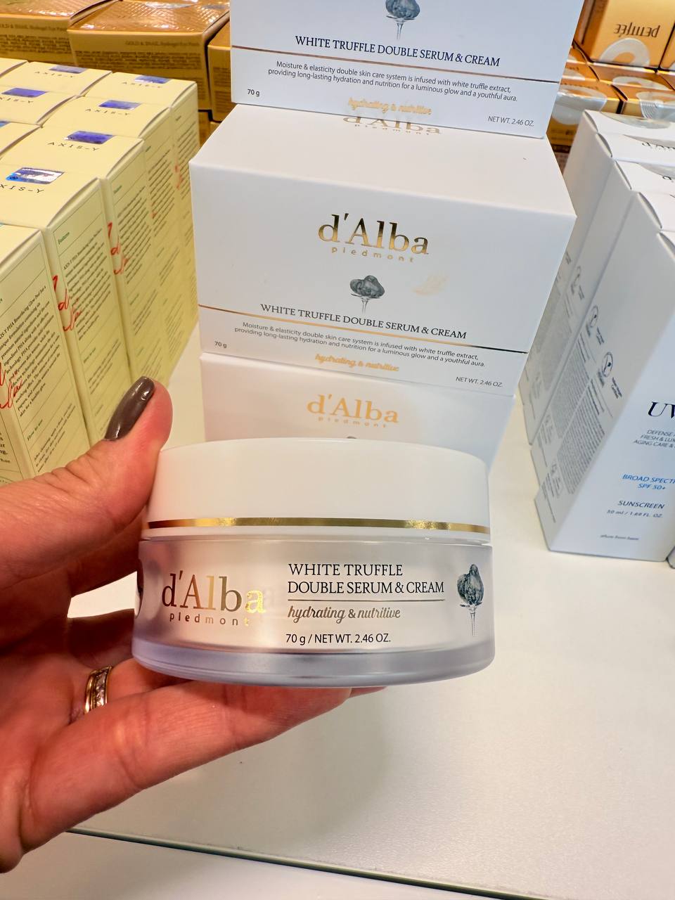 D'ALBA - WHITE TRUFFLE DOUBLE SERUM & CREAM -  O sistema duplo de cuidado com a pele, umidade e elasticidade, é enriquecido com extrato de trufa branca, proporcionando hidratação e nutrição duradouras para um brilho luminoso e uma aura jovem.