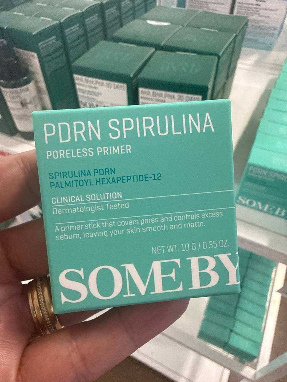 SOME BY MI PDRN Spirulina Poreless Primer, um primer facial vegano em formato de bastidor (stick) de 10g.