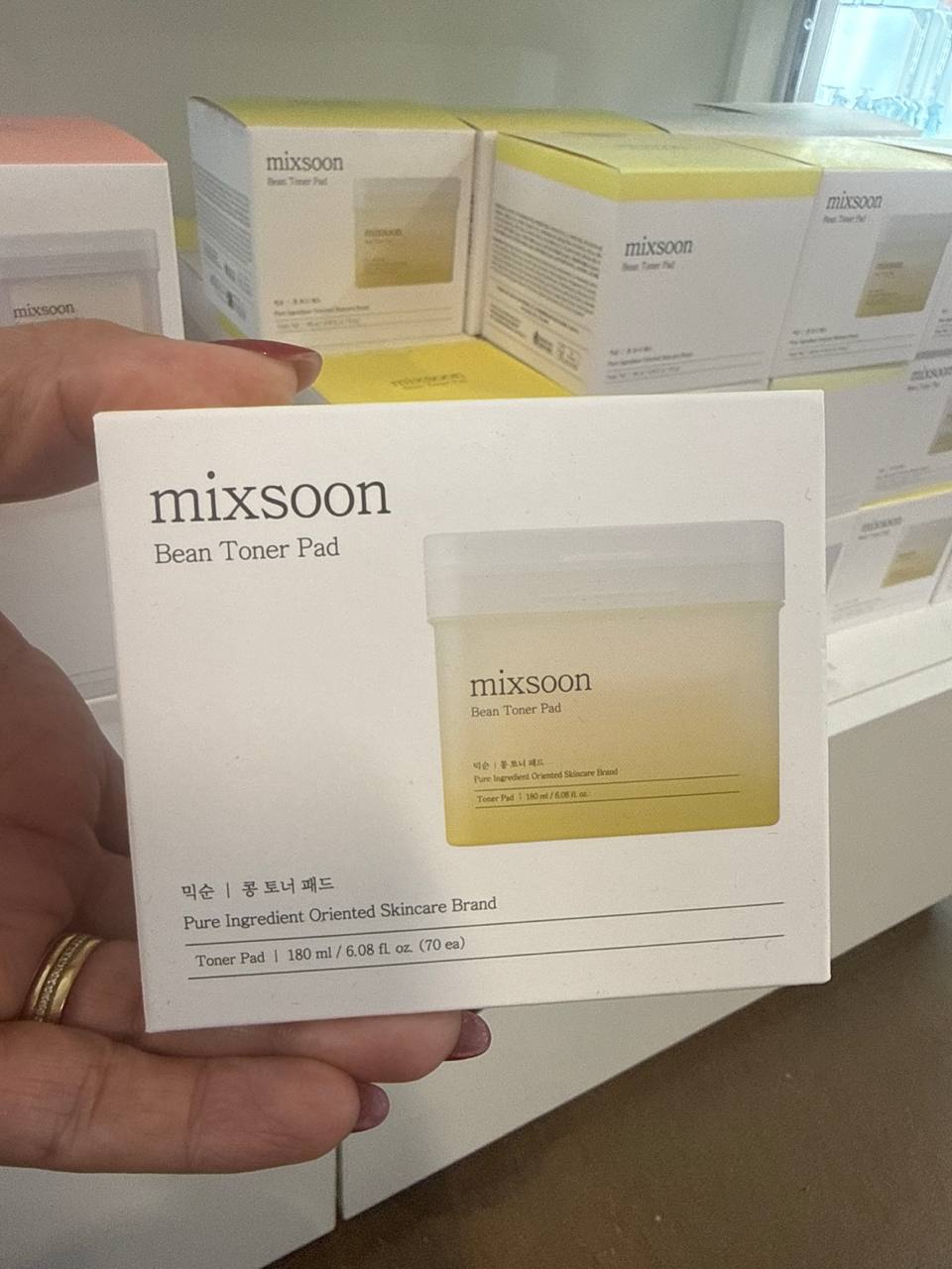 mixsoon Bean Toner Pad (contém 180 ml / 6,08 fl. oz. ou 70 unidades), um disco tônico coreano formulado com extratos de feijão, ácido hialurônico e alantoína.