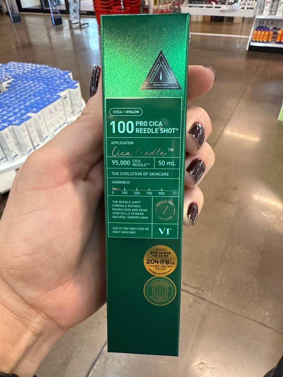 O VT Cosmetics 100 Pro Cica Needle Shot é um sérum que serve para acalmar e reparar peles irritadas ou sensibilizadas, reduzir vermelhidão e inflamações, fortalecer a barreira de proteção da pele. Com extrato de Centella Asiatica (Cica) e microagulhas na…
